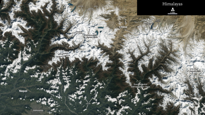 Die Stadt Kathmandu in Nepal, die auf diesem Landsat 9-Bild unten links zu sehen ist, liegt in einem Tal s&uuml;dlich des Himalaya-Gebirges zwischen Nepal und China. Gletscher und die durch Gletscherschmelzwasser entstandenen Seen sind in der oberen Bildmitte zu sehen.
